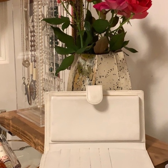 🌹 💯% CHANEL ~ SATCHEL🌹Wallet SOLD SEPARATELY - Picture 4 of 16